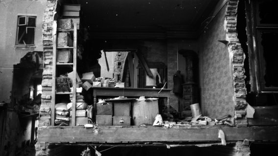 Blick in ein Zimmer eines zerstörten Hauses nach den Luftangriffen auf Hamburg 1943 © Uwe Petersen Foto: Andreas Werner