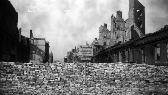Eine zugemauerte Straße mit dem Hinweisschild "Sperrgebiet" nach Luftangriffen auf Hamburg 1943 © Uwe Petersen Foto: Andreas Werner