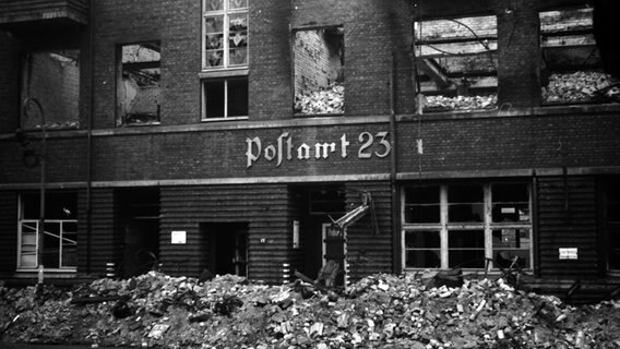 Ein beim Bombenangriff auf Hamburg 1943 zerstörtes Hamburger Postamt © Uwe Petersen Foto: Andreas Werner