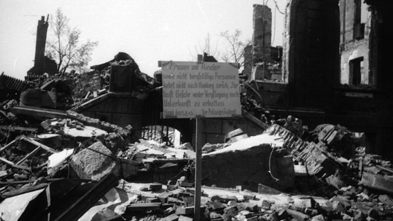 Ein Schild fordert Frauen und Kinder auf, nach den Luftangriffen auf Hamburg 1943 nicht in die zerstörte Stadt zurückzukehren © Uwe Petersen Foto: Andreas Werner