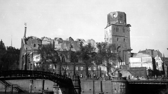 Blick auf die stark beschädigte Katharinenkirche nach den Luftangriffen auf Hamburg 1943 © Uwe Petersen Foto: Andreas Werner