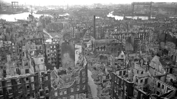 Blick vom Kirchturm auf die zerstörte Innenstadt in Richtung Hafen nach den Luftangriffen auf Hamburg 1943 © Uwe Petersen Foto: Andreas Werner