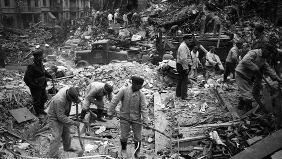 Aufräumarbeiten in den Trümmern zerstörter Gebäude nach den Luftangriffen auf Hamburg 1943 © Uwe Petersen Foto: Andreas Werner