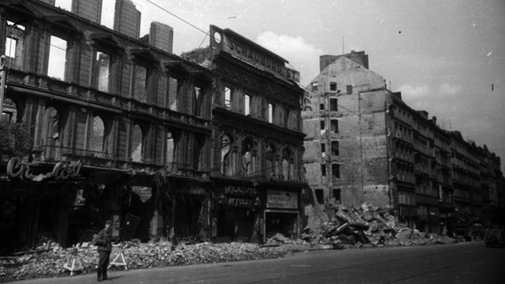 Eine von Bomben zerstörte Straßenzeile nach den Luftangriffen auf Hamburg 1943 © Uwe Petersen Foto: Andreas Werner