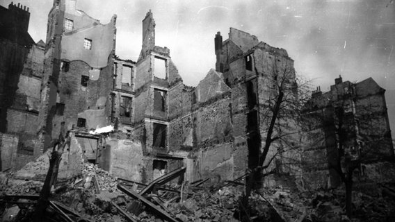 Zerstörte Häuser nach den Luftangriffen auf Hamburg 1943 © Uwe Petersen Foto: Andreas Werner