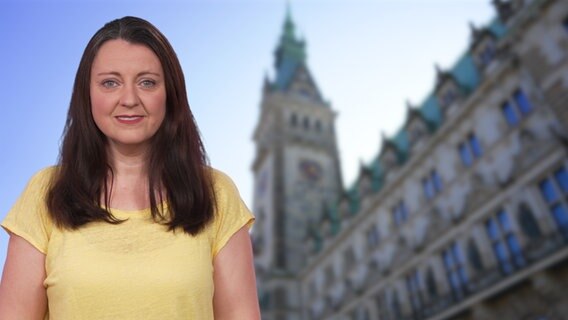 Frauke Reinig steht vorm Hamburger Rathaus © NDR Foto: screenshot