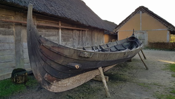 Nachbau eines wikingerzeitlichen Schiffes im Wikingermuseum in Haithabu. © NDR Foto: Petra Volquardsen
