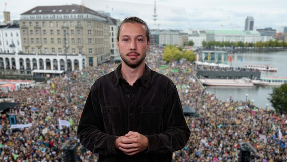 Severin Pehlke spricht einen Kommentar zum Klimastreik in Hamburg. © NDR Screenshot 