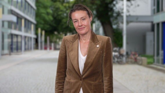 Fußballfunktionärin Katja Kraus steht vor einem Gebäude des NDR in Hamburg. © NDR Foto: Lisanne Drägert