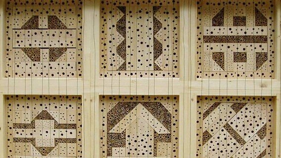 Wand eines Bienenhotels aus Holz. © NDR 