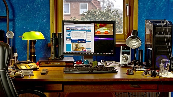 Schreibtisch mit Stereoanlage, Radio und Computer  Foto: Gerhard Paul