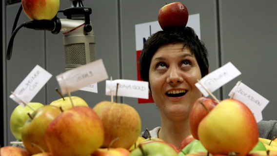 NDR 90,3 Moderatorin Jennifer Hansen zwischen Äpfeln  Foto: Uta Meier-Hahn