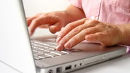 Hände auf der Tastatur eines Laptops. © fotolia Foto: bufalo66