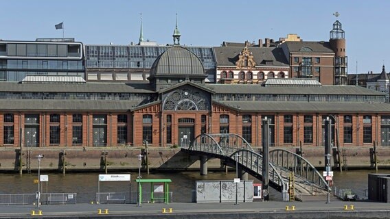 Fähranleger "Altona-Fischmarkt" und die Fischauktionshalle. © picture alliance Foto: picture alliance / imageBROKER/Siegfried Kuttig | imageBROKER/Siegfried Kuttig