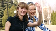 Zwei junge Frauen in einer städtischen Szene. © fotolia Foto:  Photo_Ma