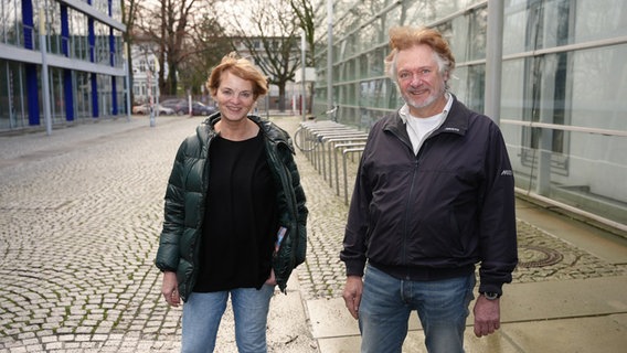 Britta Kehrhahn und Arved Fuchs stehen vor dem Funkhaus. © NDR 90,3 Foto: Frederike Burgdorf