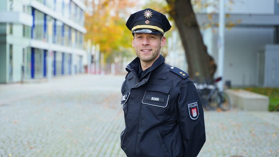 Der Polizist Sebastian Born steht in Uniform vor dem Funkhaus © NDR 90,3 Foto: Lisanne Drägert