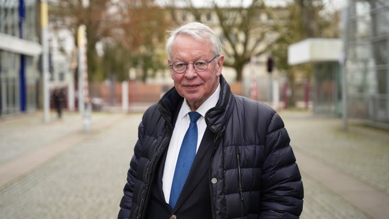 Gerhard Strate steht vor dem Landesfunkhaus und trägt eine Daunenjacke. © NDR 90,3 Foto: Arman Ahmadi