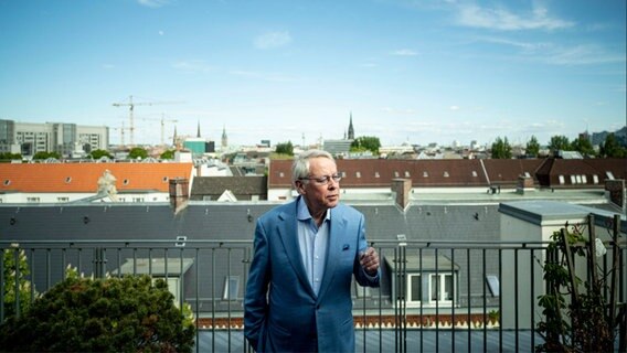 Gerhard Strate steht vor dem Landesfunkhaus und trägt eine Daunenjacke. © Gerhard Strate Foto: Andreas Weiss