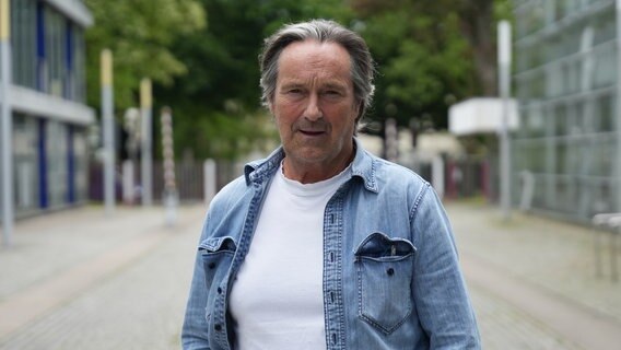 Helmut Zierl steht, mit einem Jeanshemd bekleidet, auf dem Weg. © NDR 90,3 Foto: Marco Peter