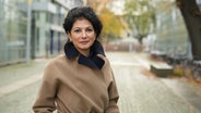 Dr. Sheikzadeh trägt einen braunen Wintermantel © NDR 90,3 Foto: Frederike Burgdorf