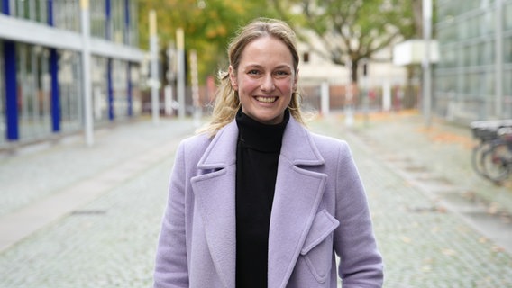 Josephine Teske lächelt in die Kamera © NDR 90,3 Foto: Lisanne Drägert