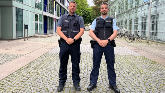 Thomas Bolz (l.) vom Zoll und Jan Stephan (r.) von der Bundespolizei stehen auf dem Gelände des Landesfunkhauses Hamburg. © NDR 90,3 Foto: Kai Salander