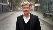 Ole von Beust steht vor dem Landesfunkhaus © NDR Foto: Marco Peter