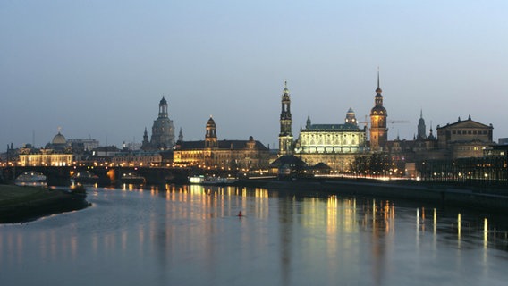 Abendliches Panorama der barocken Altstadt mit Brühlscher Terrasse, Frauenkirche und Hofkirche in Dresden. Abendliches Panorama der barocken Altstadt mit Brühlscher Terrasse, Frauenkirche und Hofkirche in Dresden. © picture alliance / imageBROKER Foto: Jochen Tack