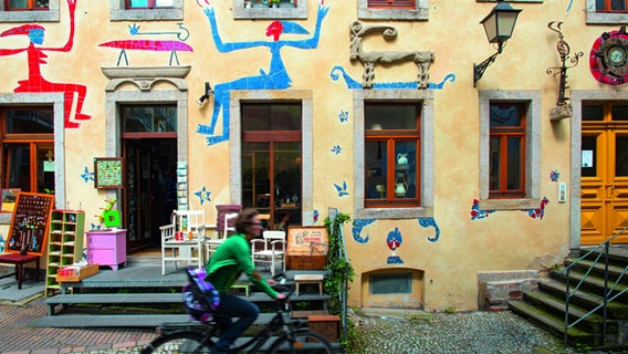Hof der Fabelwesen im Kunsthof Dresden. Hof der Fabelwesen im Kunsthof Dresden. © picture alliance / DUMONT Bildarchiv Foto: Peter Hirth
