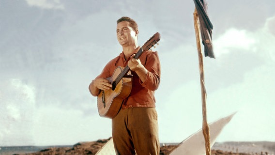 Freddy Quinn als Freddy in dem Film "Weit ist der Weg". BRD 1960, Regie: Wolfgang Schleif. © picture-alliance / KPA Archival Collection 