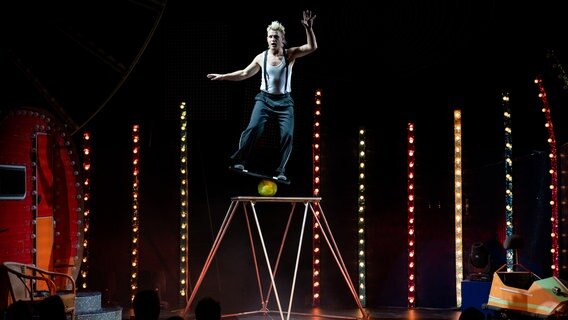 Vladimir Omelchenko balanciert auf einem Ball. © Varieté im Hansa Theater 