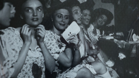 Mehrere junge Frauen sitzen in einer Reihe. © Helga Bischoff Foto: Helga Bischoff