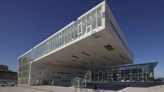 Das 2013 neugebaute Kulturzentrum Villa Méditerranée in Marseille. Architekt ist der Italiener Stefano Boeri. © picture alliance / imageBROKER Foto: Dr. Martin Schulte-Kellinghaus
