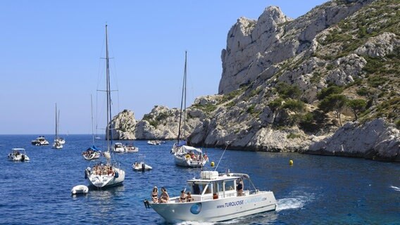 Ausflugsboote auf dem Mittelmeer im Parc National der Calanques bei Marseille. Ausflugsboote auf dem Mittelmeer im Parc National der Calanques bei Marseille. © picture alliance / imageBROKER Foto: Hermann Dobler