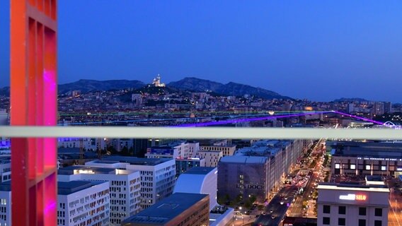 Die Lichtinstallation "Global Rainbow" von Yvette Mattern schmückt das Stadtpanorama von Marseille. Dort sind in den vergangenen Jahren viele moderne Gebäude entstanden. © picture alliance / dpa / MAXPPP Foto: Robert Georges