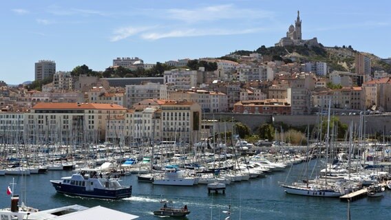 Blick auf den Hafen von Marseille und die Basilika Notre-Dame de la Garde. © picture alliance / DUMONT Bildarchiv Foto: Elan Fleisher