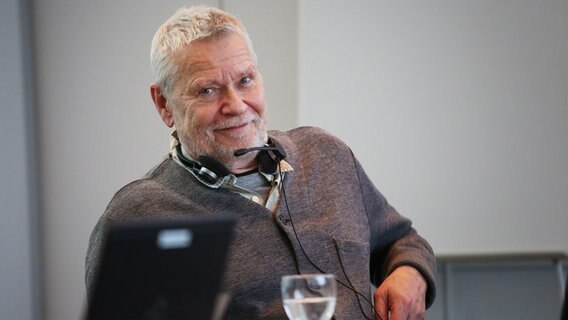 Achim Reichel, Musiker, Produzent und Gründer der Rattles, sitzt für den Spendentag von "Hand in Hand" am Telefon in der NDR 90,3 Spendenzentrale. © NDR Foto: Anna Rüter