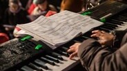 Das Große Weihnachtslieder-Singen zugunsten von "Hand in Hand" auf Roncallis historischem Weihnachtsmarkt. © NDR Foto: Axel Herzig