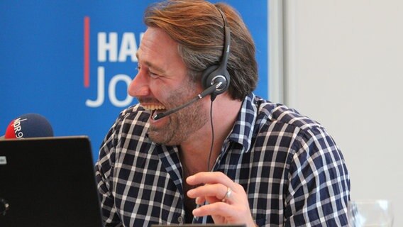 Sasha sitzt für den Spendentag von "Hand in Hand" am Telefon in der NDR 90,3 Spendenzentrale. © NDR Foto: Anna Rüter