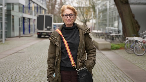 Saskia Fischer steht vor dem Funkhaus © NDR Foto: Frederike Burgdorf