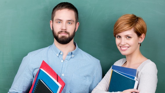 Zwei junge Menschen vor einer Tafel © fotolia.com Foto: contrastwerkstatt