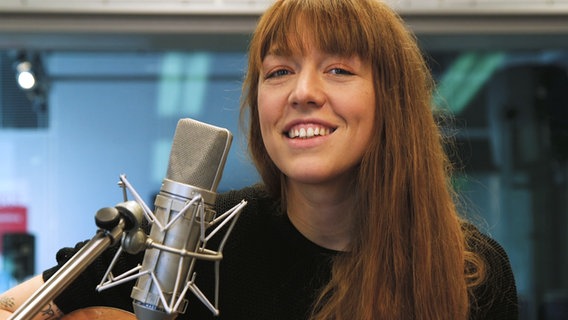 Die Sängerin Antje Schomaker im NDR 90,3 Studio. © NDR Foto: Alexander Dietze