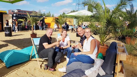 Strandfeeling in der Stadt: der Beachclub "Aloha Ahoi" im Harburger Binnenhafen ist auch ein beliebter neuer Treffpunkt für die Menschen aus der Nachbarschaft. Strandfeeling in der Stadt: der Beachclub "Aloha Ahoi" im Harburger Binnenhafen ist auch ein beliebter neuer Treffpunkt für die Menschen aus der Nachbarschaft. © Petra Volquardsen Foto: Petra Volquardsen