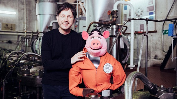 Seeschwein Chief Eberhard (r.) gemeinsam mit Tim Koller (l.), der die Idee zu dem Kinderhörspiel Capt'n Diego hatte. Jetzt sucht er nach Menschen, die ihm helfen, das Hörspiel zu finanzieren. © first dot Foto: first dot