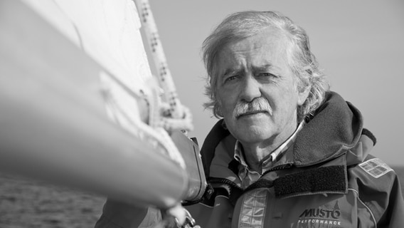 Wilfried Erdmann auf einem Boot. © Familie Erdmann Foto: Familie Erdmann