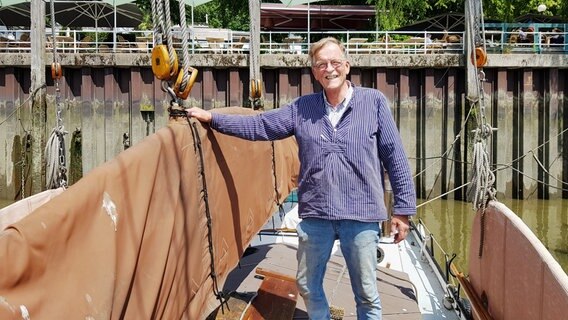 Rainer Thönnessen auf seinem Schiff im Museumshafen Oevelgönne © Petra Volquardsen 