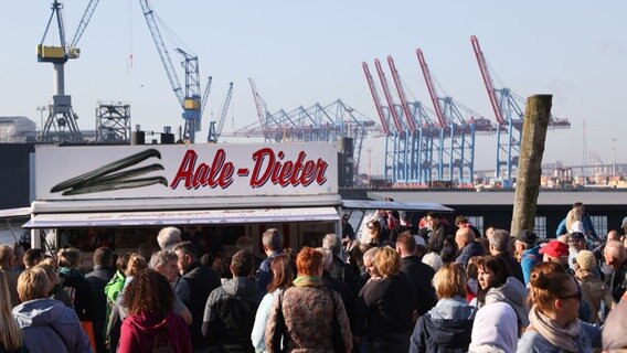 Der Verkaufswagen von Aale Dieter auf dem Hamburger Fischmarkt © picture alliance / Franz Neumayr / picturedesk.com | Franz Neumayr Foto: picture alliance / Franz Neumayr / picturedesk.com | Franz Neumayr