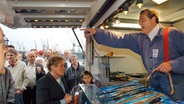 Aale-Dieter in seinem Verkaufswagen auf dem Hamburger Fischmarkt © picture alliance / rtn - radio tele nord | rtn, frank bründel Foto: picture alliance / rtn - radio tele nord | rtn, frank bründel