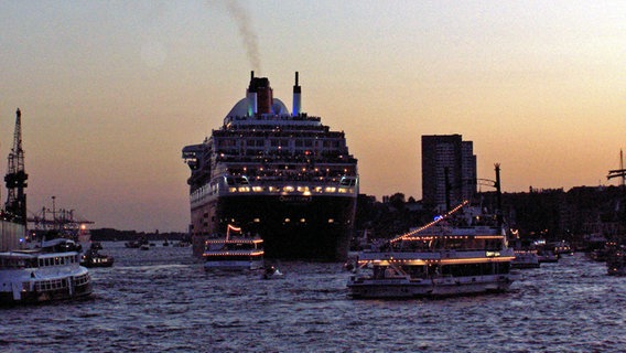 Die "Queen Mary 2" verlässt den Hamburger Hafen  Foto: Knut Meyer-Clasen